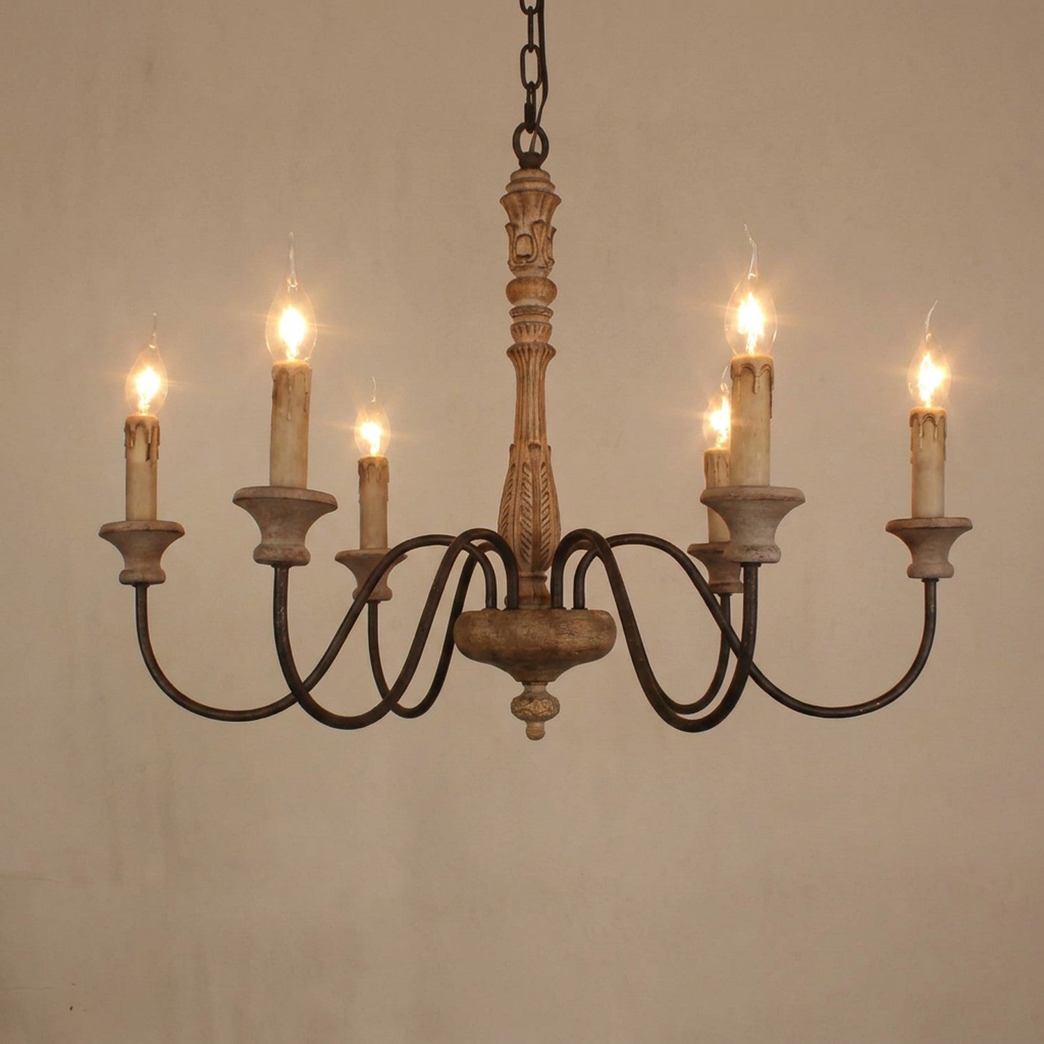Lustre marron vieilli à bougies LED sur mur clair