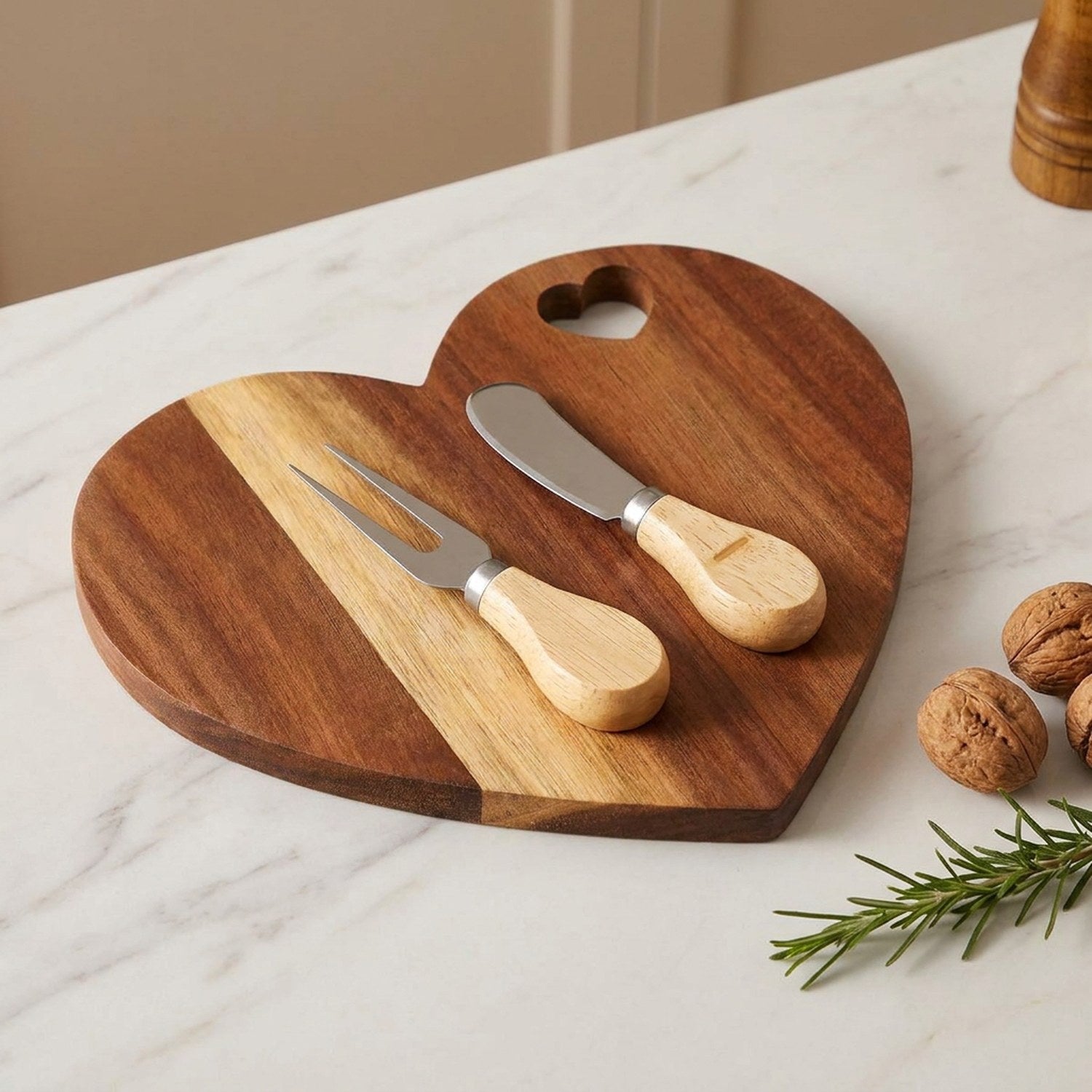 Planche apéritif cœur en bois marron acacia bicolore avec couteaux et fourchettes