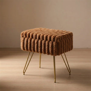 Tabouret coiffeuse en fausse fourrure marron vue de trois quarts