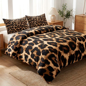 Parure de lit léopard marron sur un lit fait dans une chambre chaleureuse