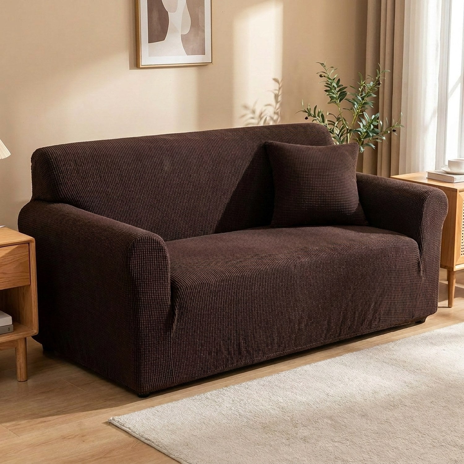 Housse de canapé marron en velours installée sur un canapé