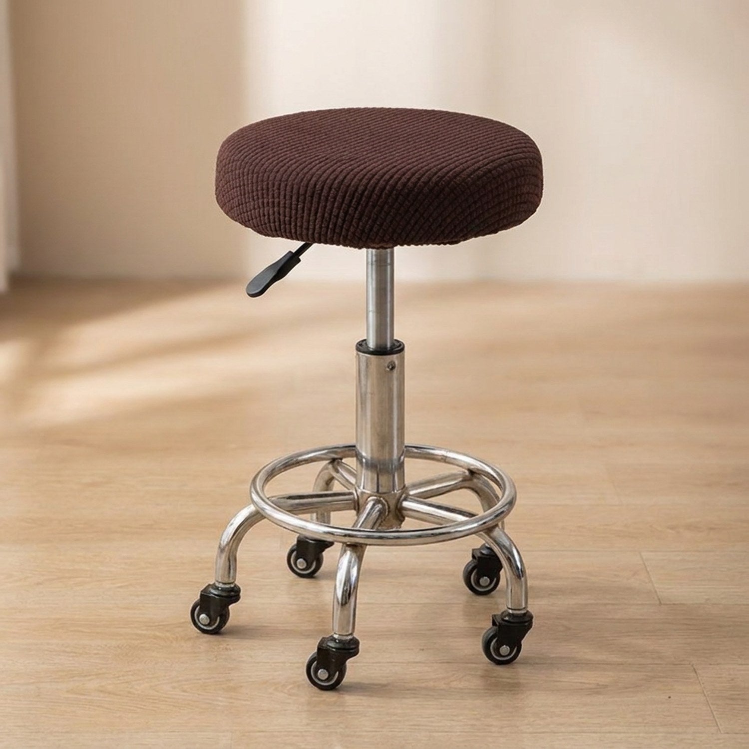 Housse de chaise ronde coloris marron sur tabouret de bar