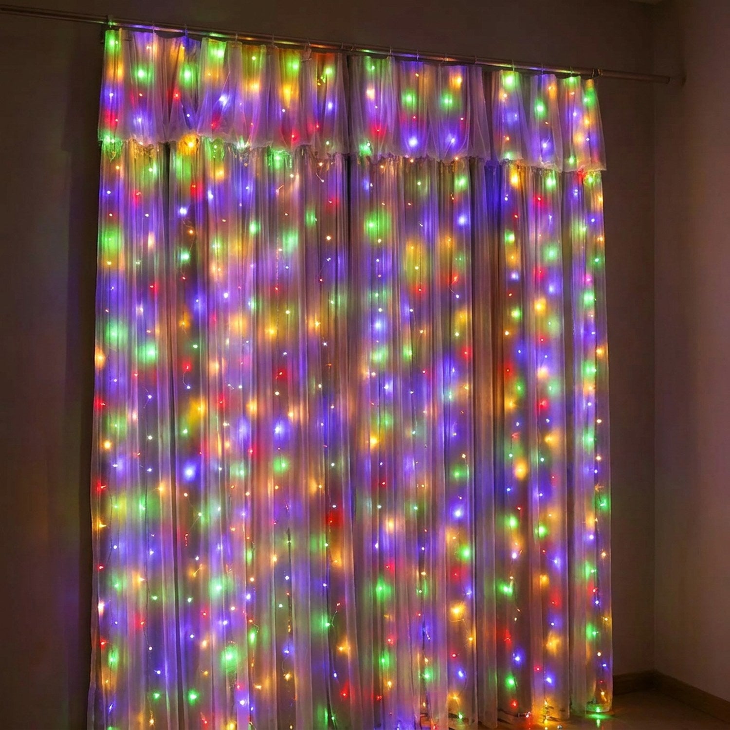 Rideau lumineux LED multicolore en gros plan suspendu à une tringle