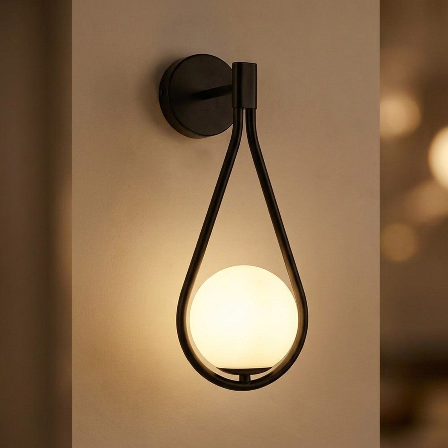 Applique murale noire boule de verre gros plan