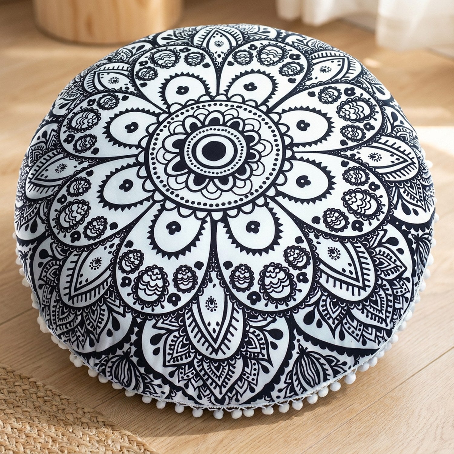 Coussin de sol mandala noir et blanc avec pompons