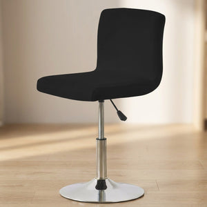 Housse de chaise noire tendue sur une chaise pivotante