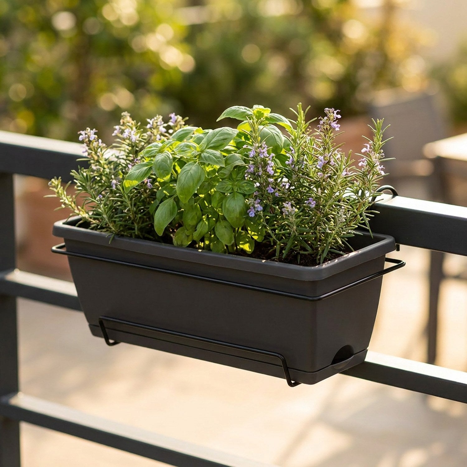 Jardinière de balcon suspendue coloris noir avec herbes sur rambarde