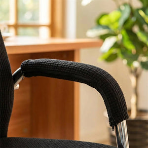 Housse d'accoudoir noire sur l'accoudoir chromé d'une chaise de bureau