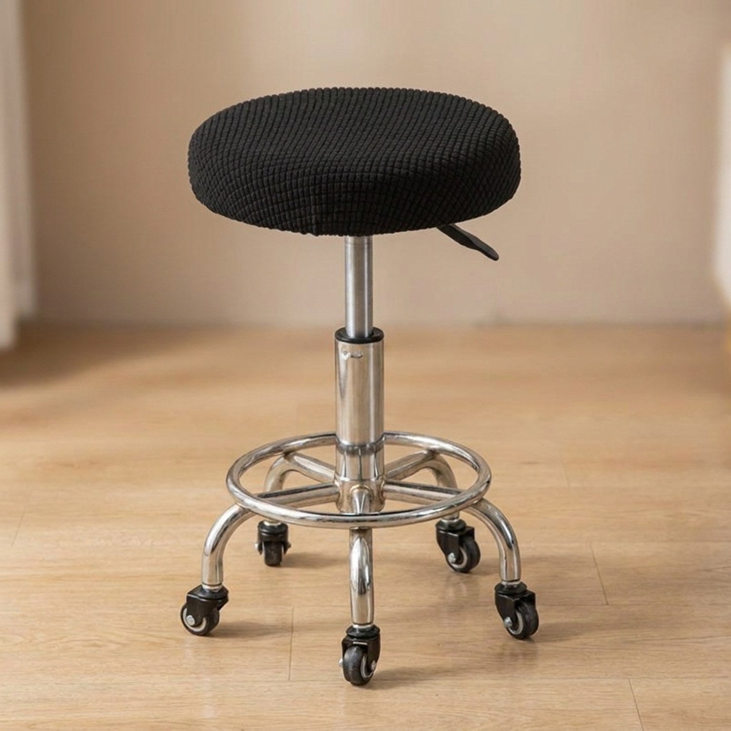 Housse de chaise ronde coloris noir sur tabouret de bar