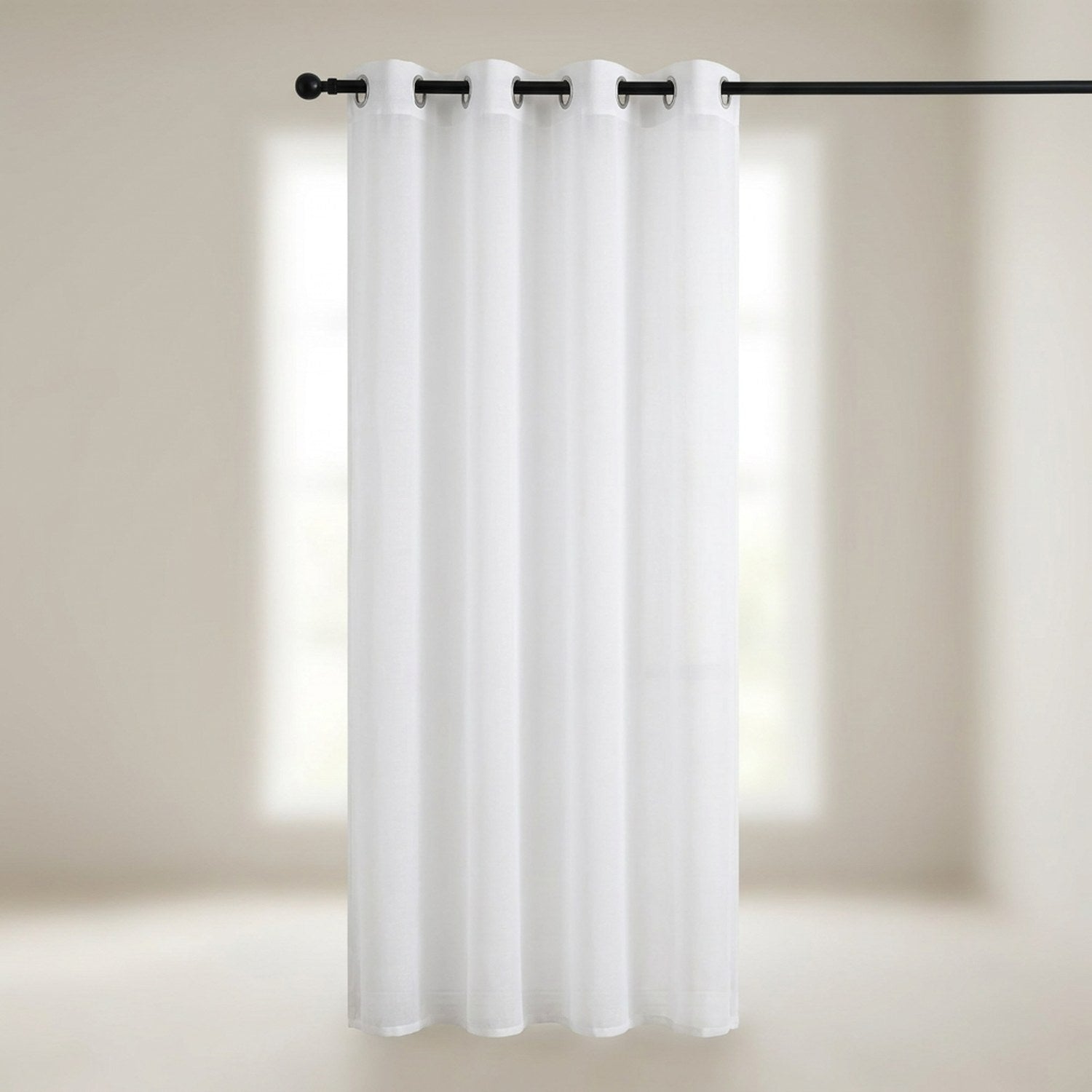 Voilage blanc à œillets détail des anneaux métalliques