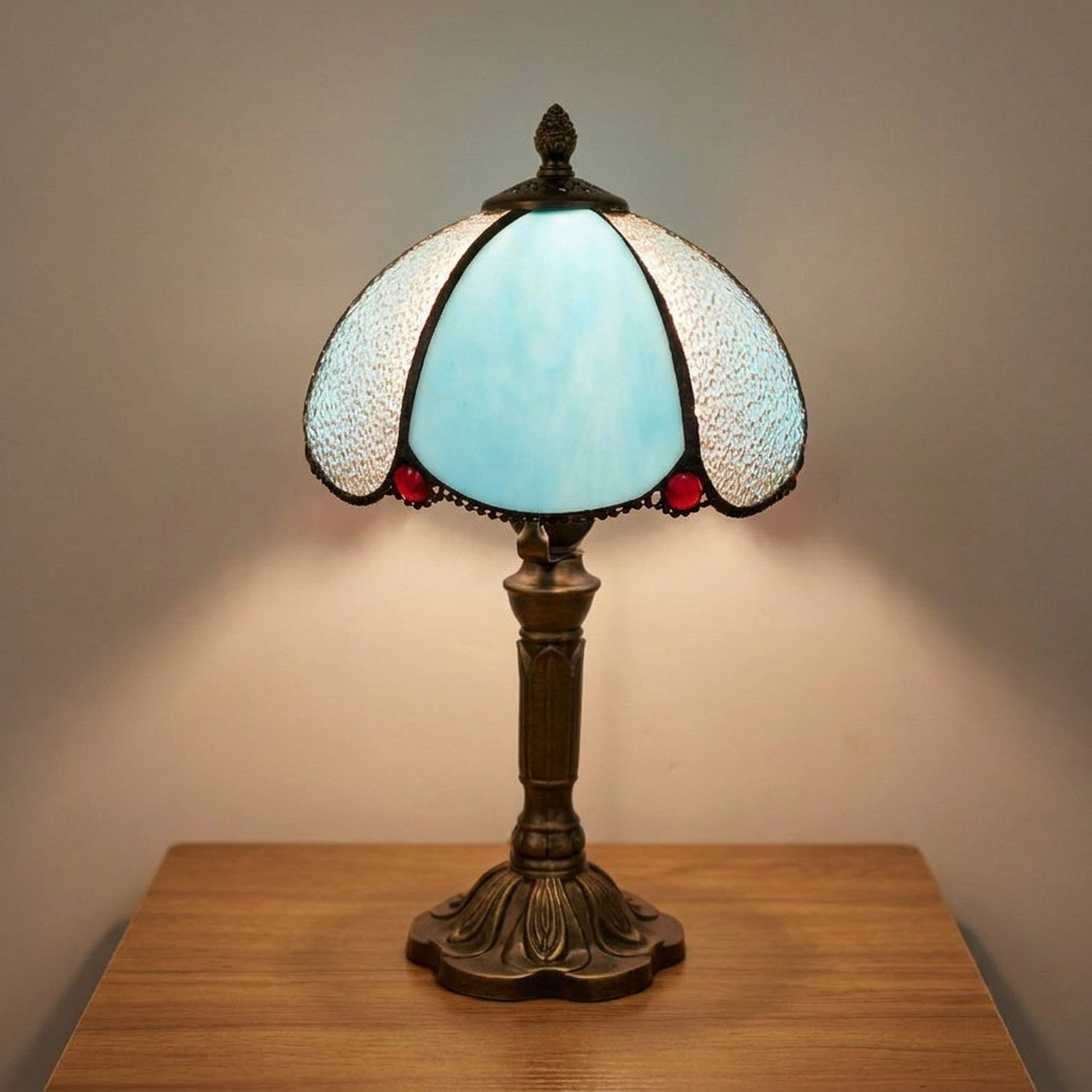 Lampe style Tiffany modèle Pétales turquoise, abat-jour vitrail turquoise en pétales