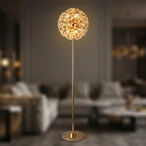 Lampadaire en cristal doré modèle Pied droit élancé allumé dans un salon