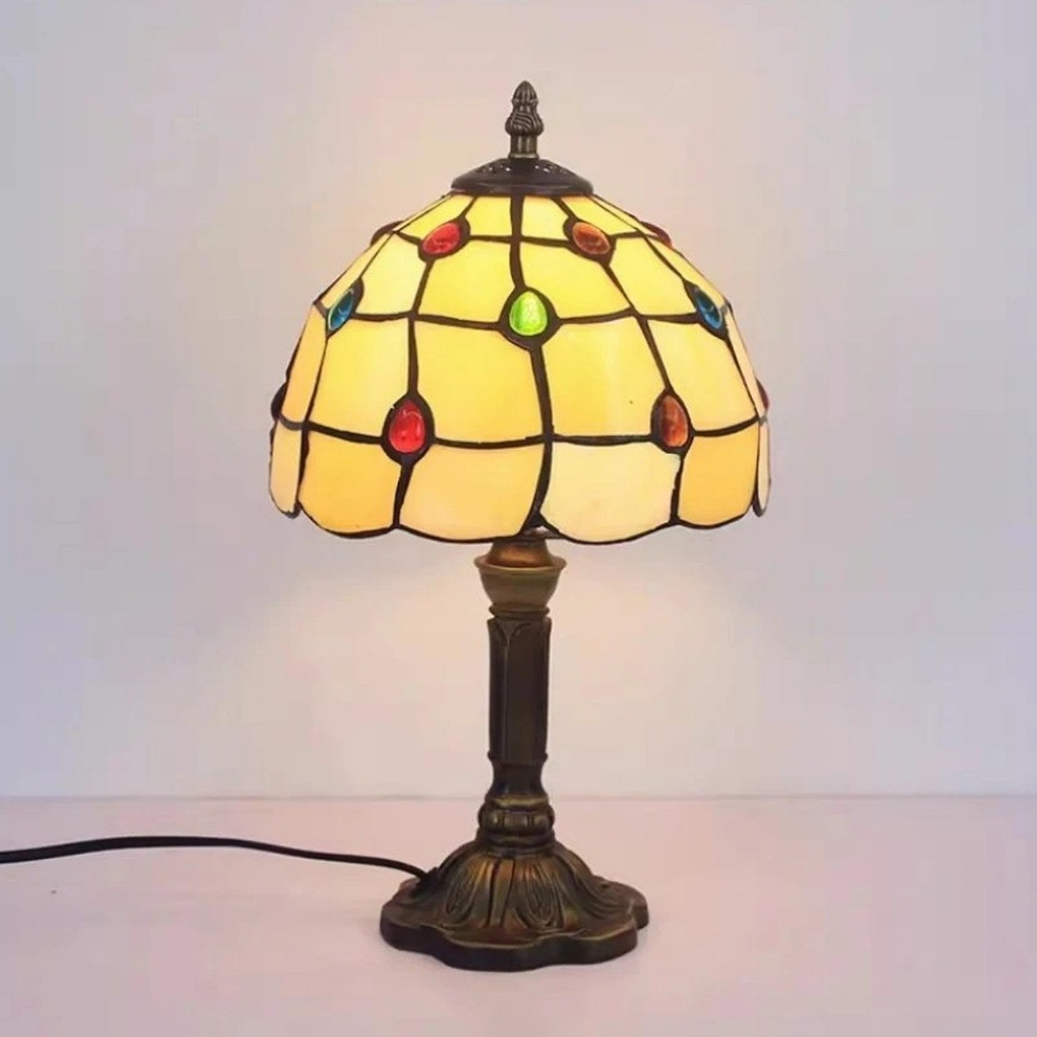 Lampe style Tiffany modèle Pierres colorées, abat-jour jaune orné de pierres multicolores