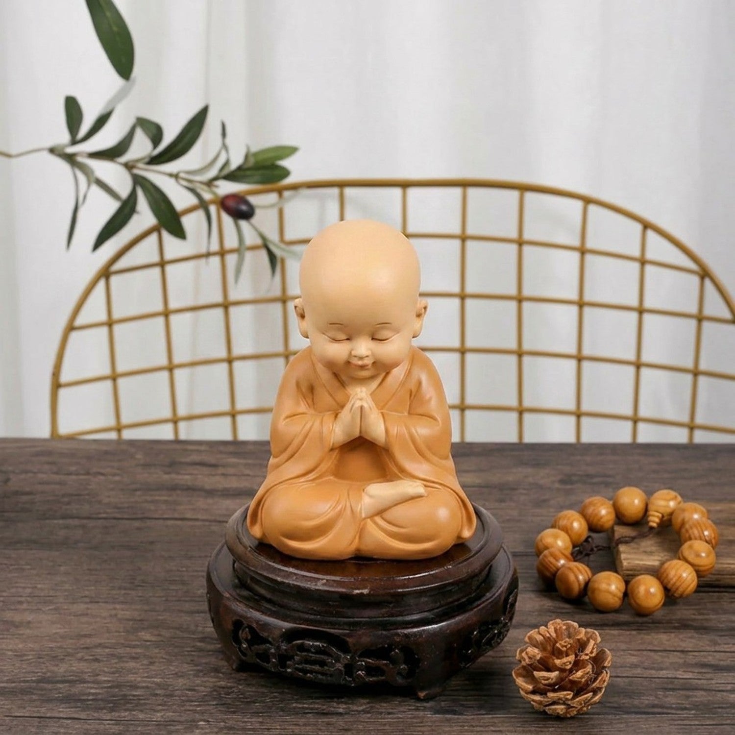Statuette de petit moine bouddhiste pose Recueilli en résine beige décoration zen