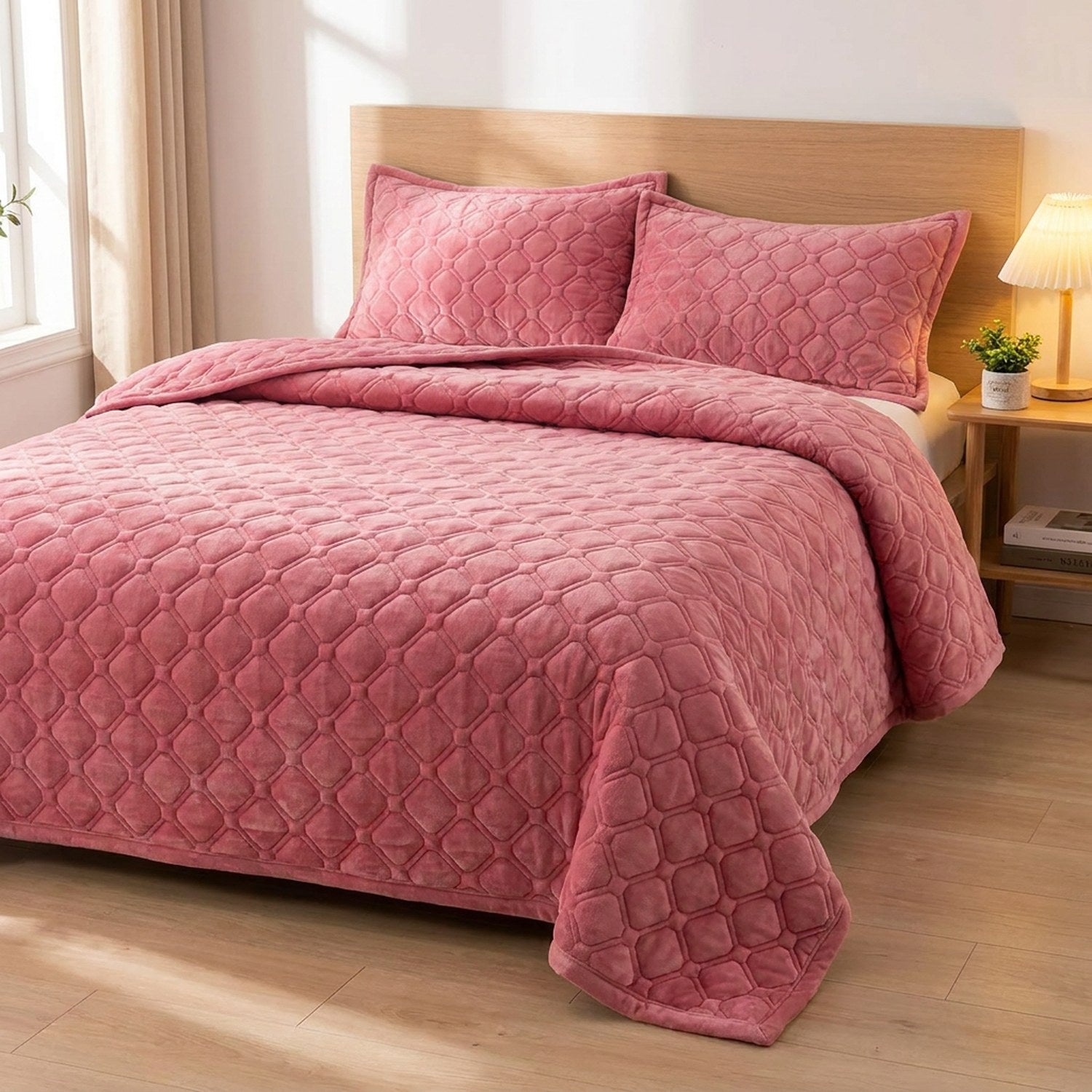 Couvre-lit matelassé rose foncé avec taies assorties sur un lit