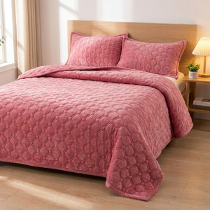 Couvre-lit matelassé rose foncé avec taies assorties sur un lit