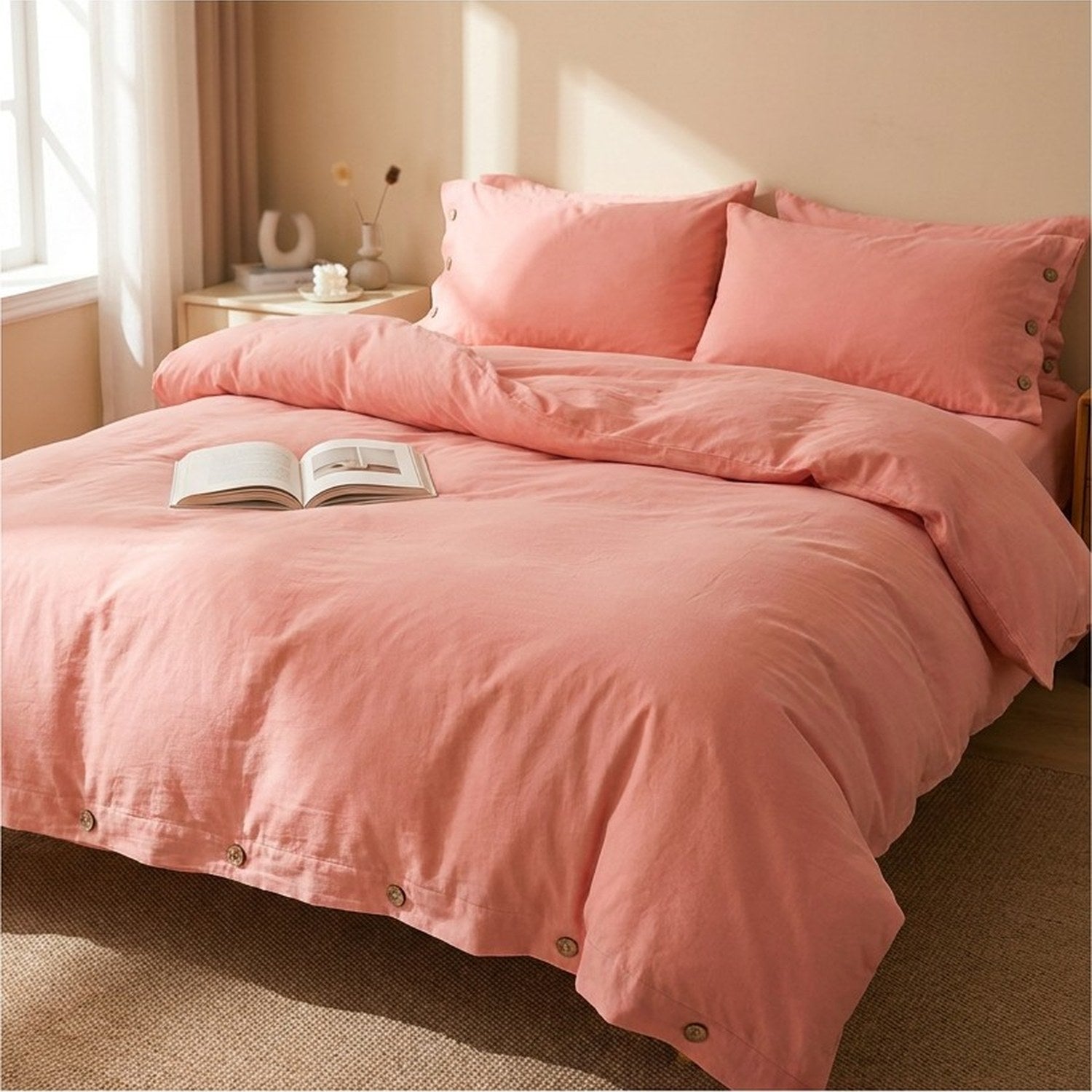 Housse de couette rose en coton avec boutons en bois posée sur un lit