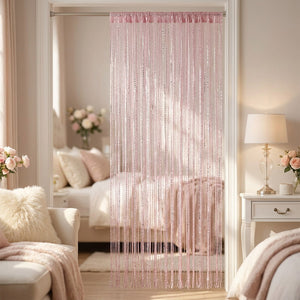 Rideau à fils scintillant rose suspendu dans une chambre romantique