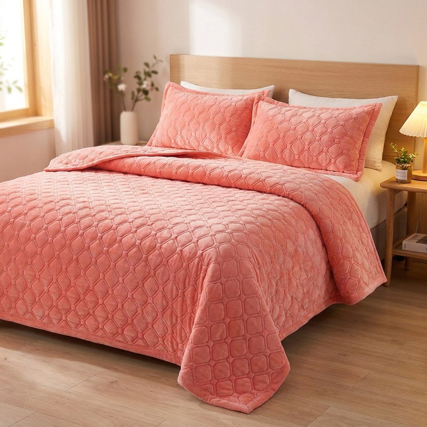Couvre-lit matelassé rose clair avec taies assorties sur un lit