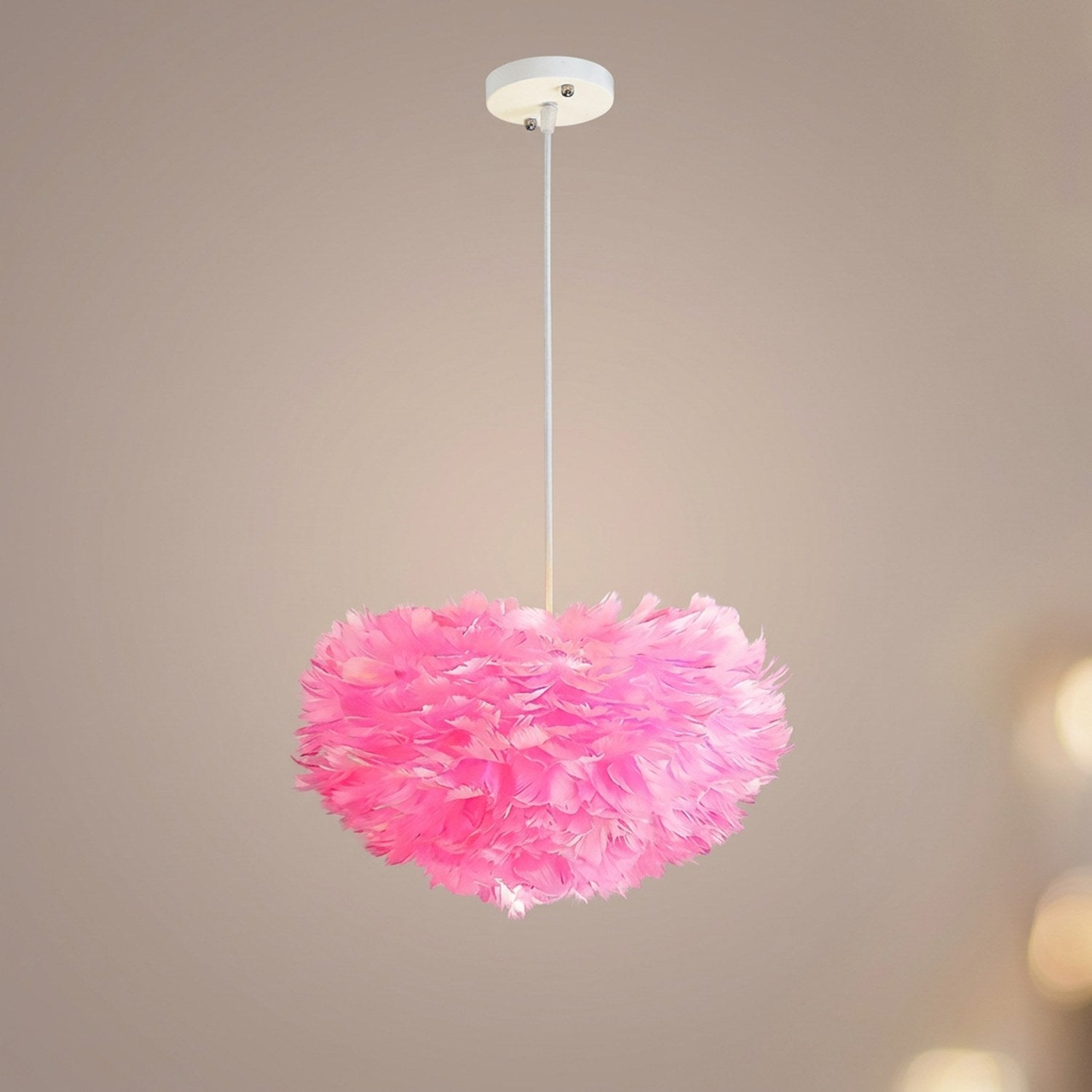 Suspension boule en fausses plumes roses