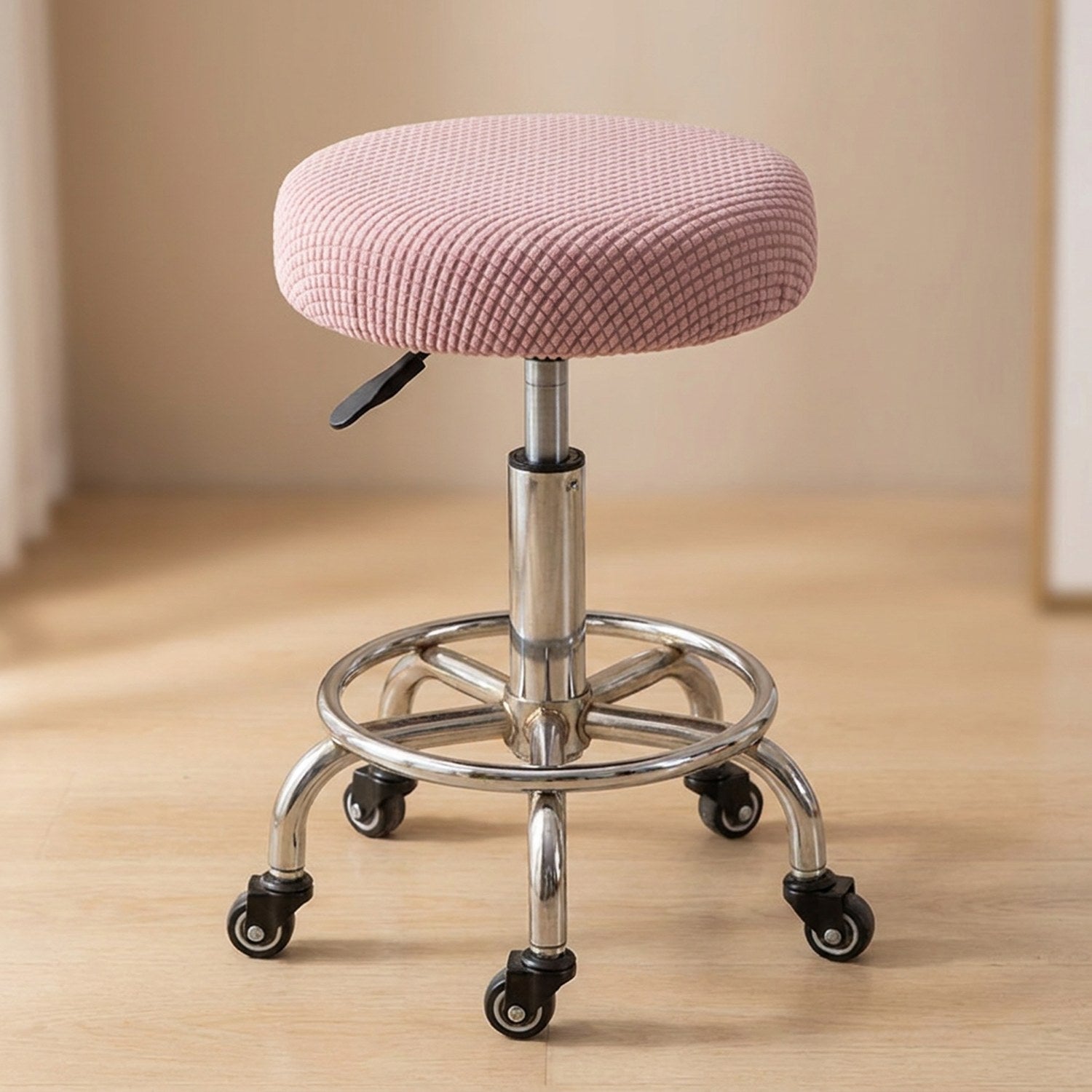 Housse de chaise ronde coloris rose sur tabouret de bar