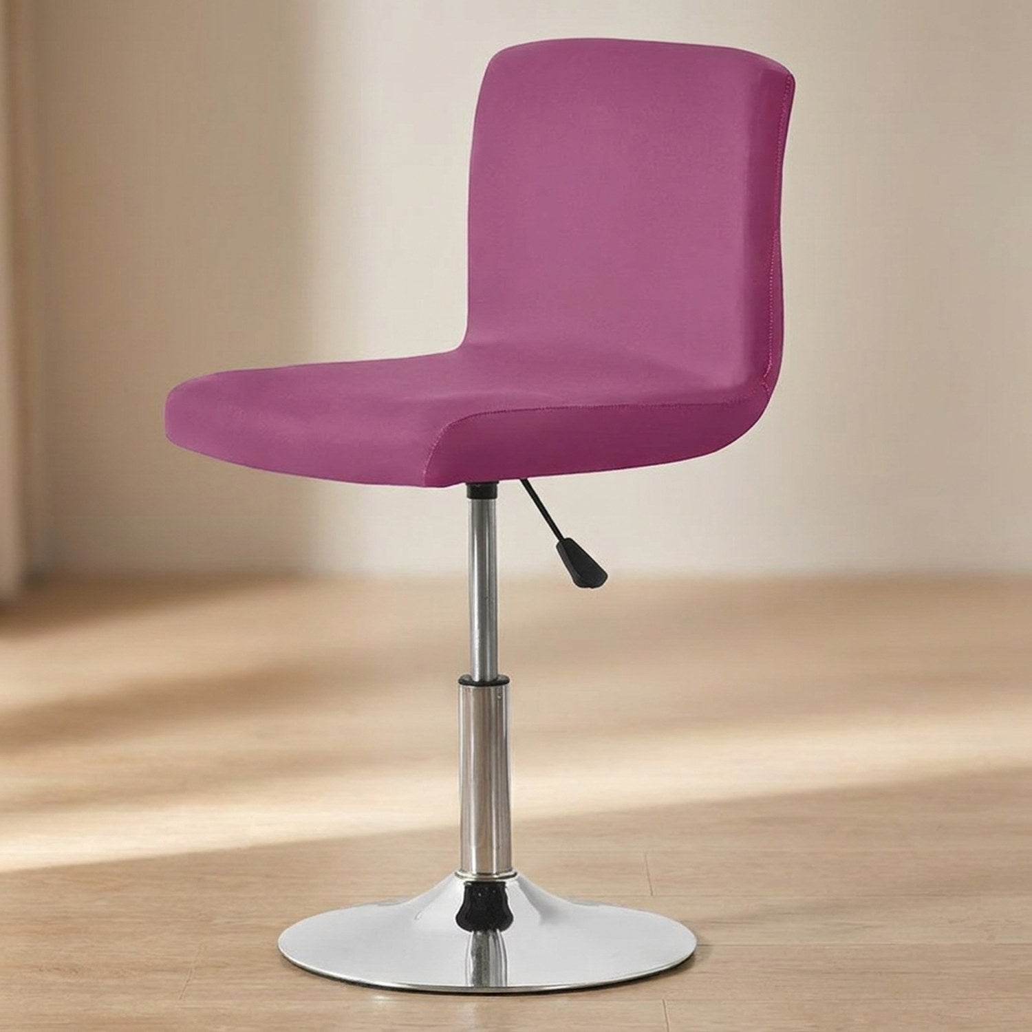 Housse de chaise rose foncé tendue sur une chaise pivotante