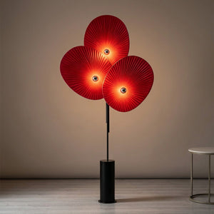Lampadaire 3 pétales tissu rouge allumé dans un intérieur moderne