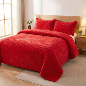 Couvre-lit matelassé rouge avec taies assorties sur un lit