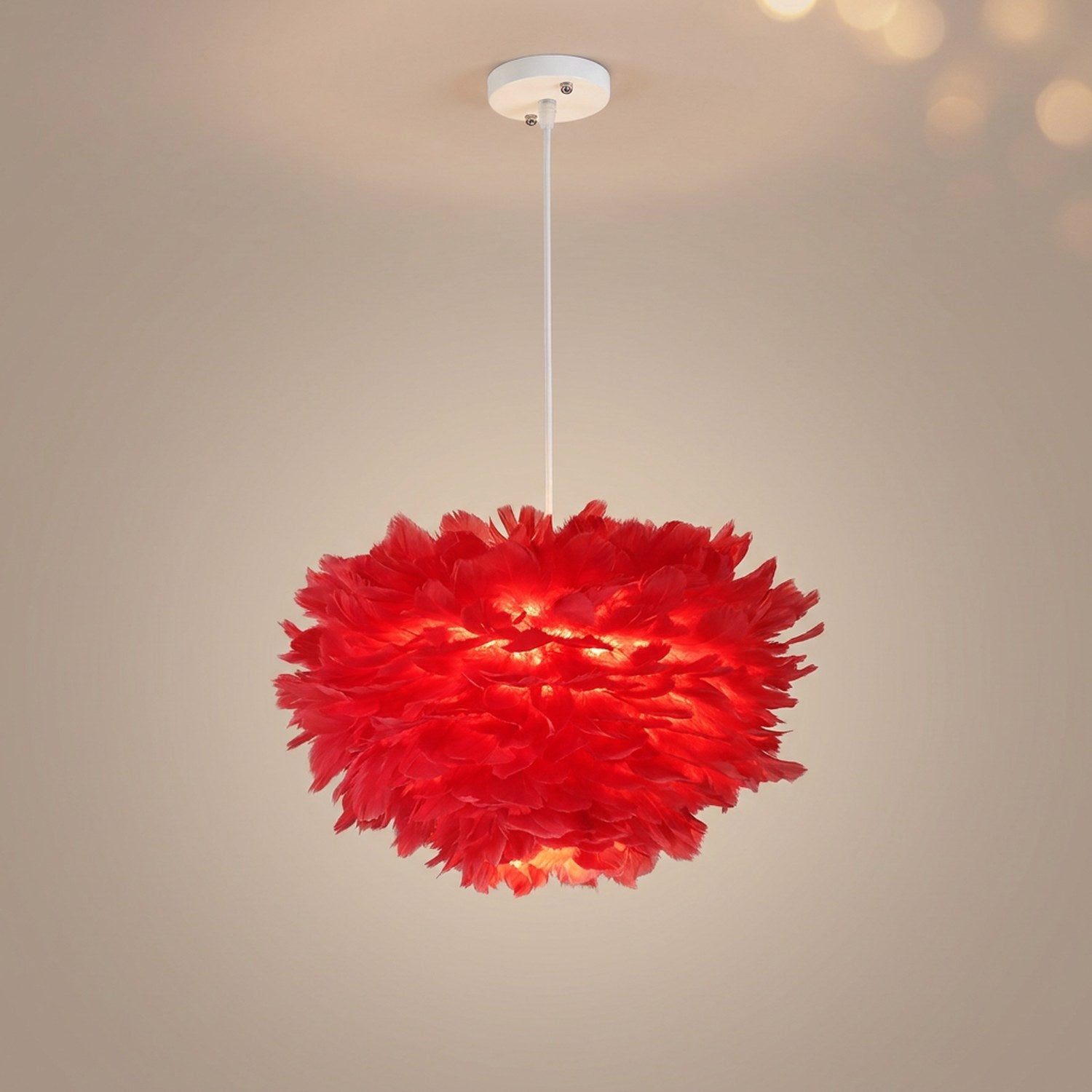 Suspension boule en fausses plumes rouges