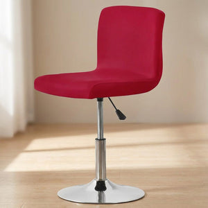 Housse de chaise rouge tendue sur une chaise pivotante
