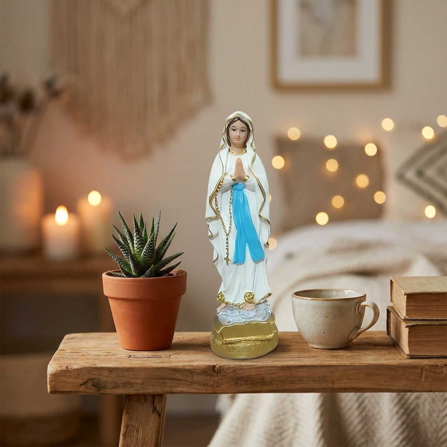 Statue de la Vierge Marie en résine taille 14,5 cm sur étagère ambiance chaleureuse figurine compacte