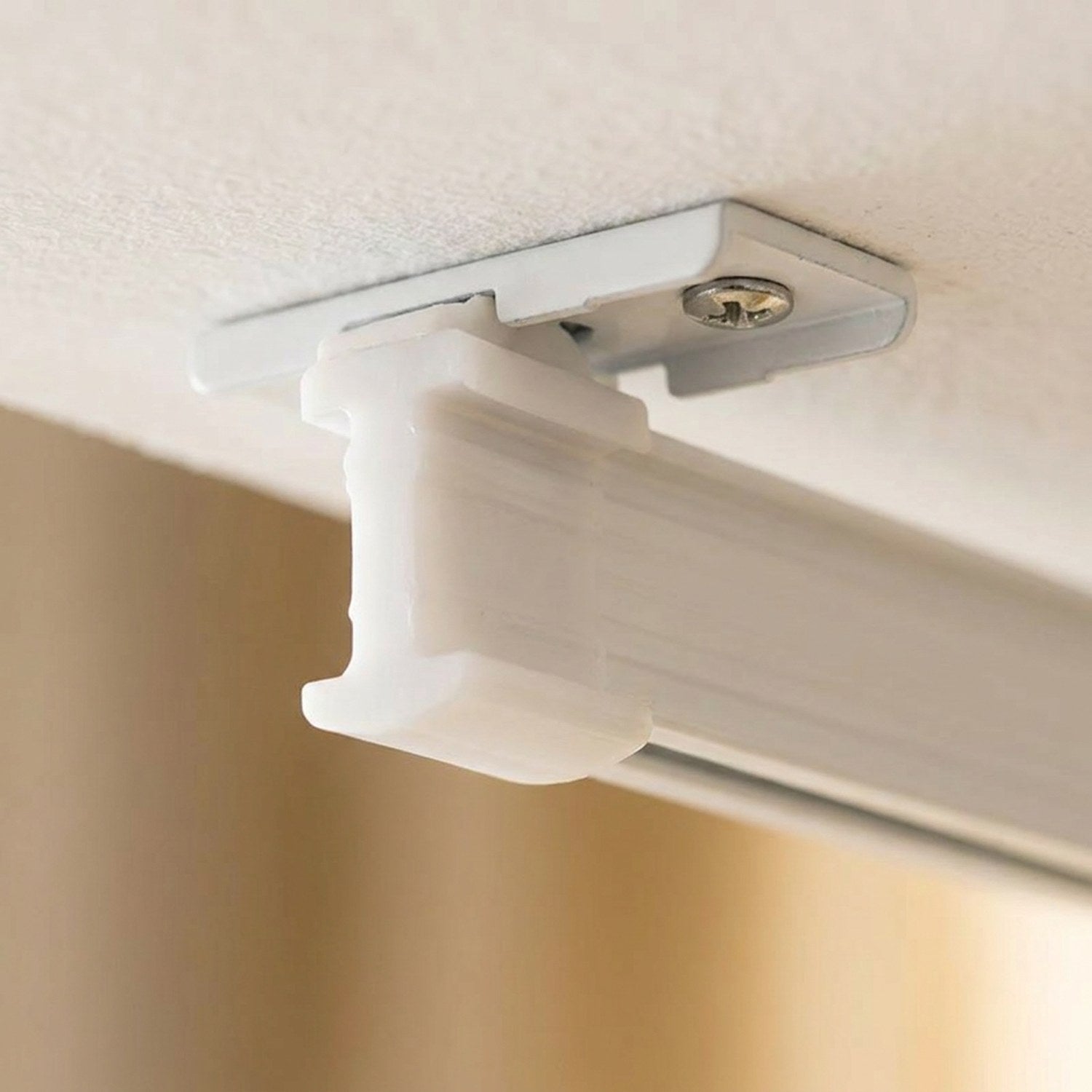 Fixation superieure du rail de rideau vissee a plat au plafond