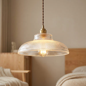 Suspension verre transparent nervuré vintage allumée dans chambre scandinave