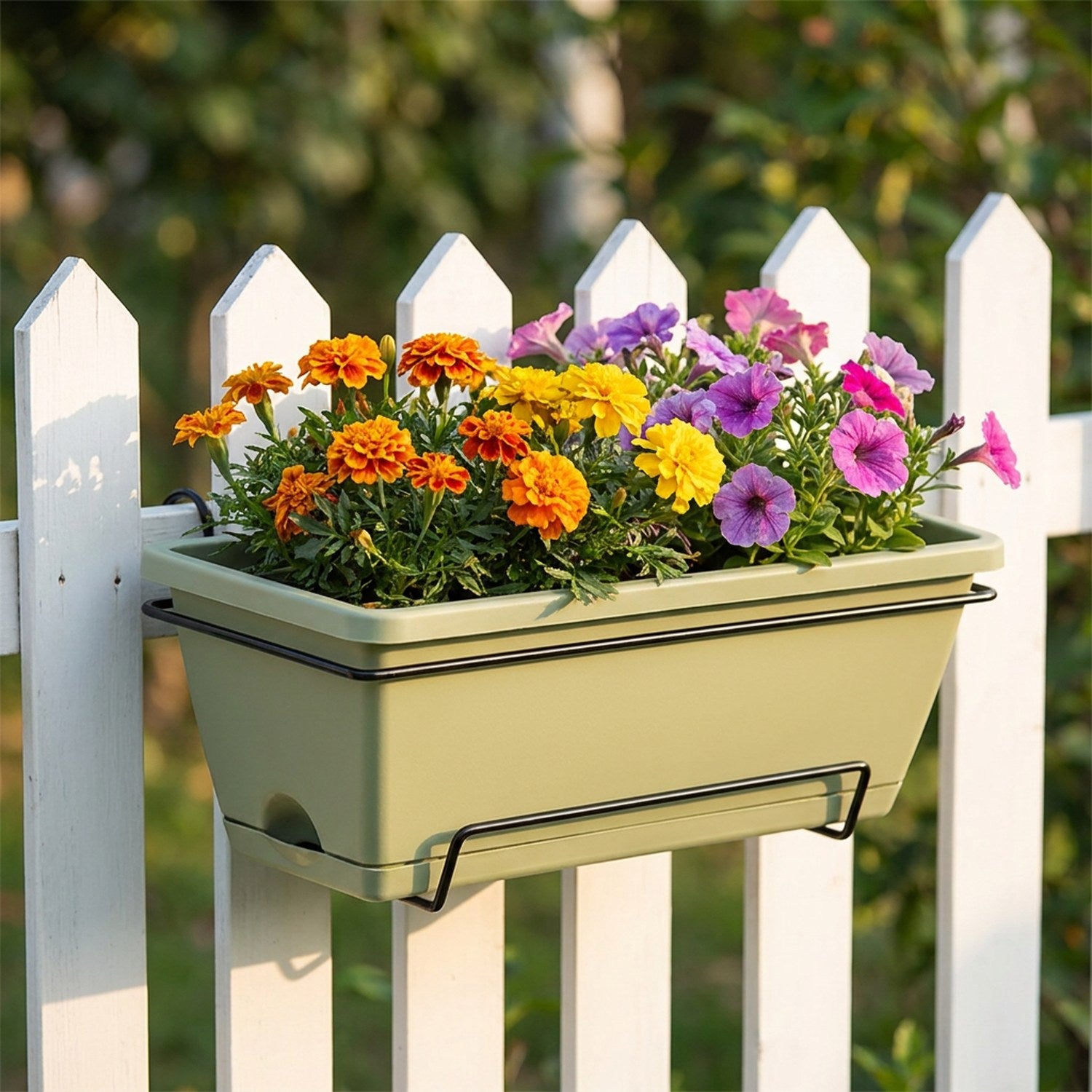 Jardinière de balcon suspendue coloris verte avec fleurs sur clôture