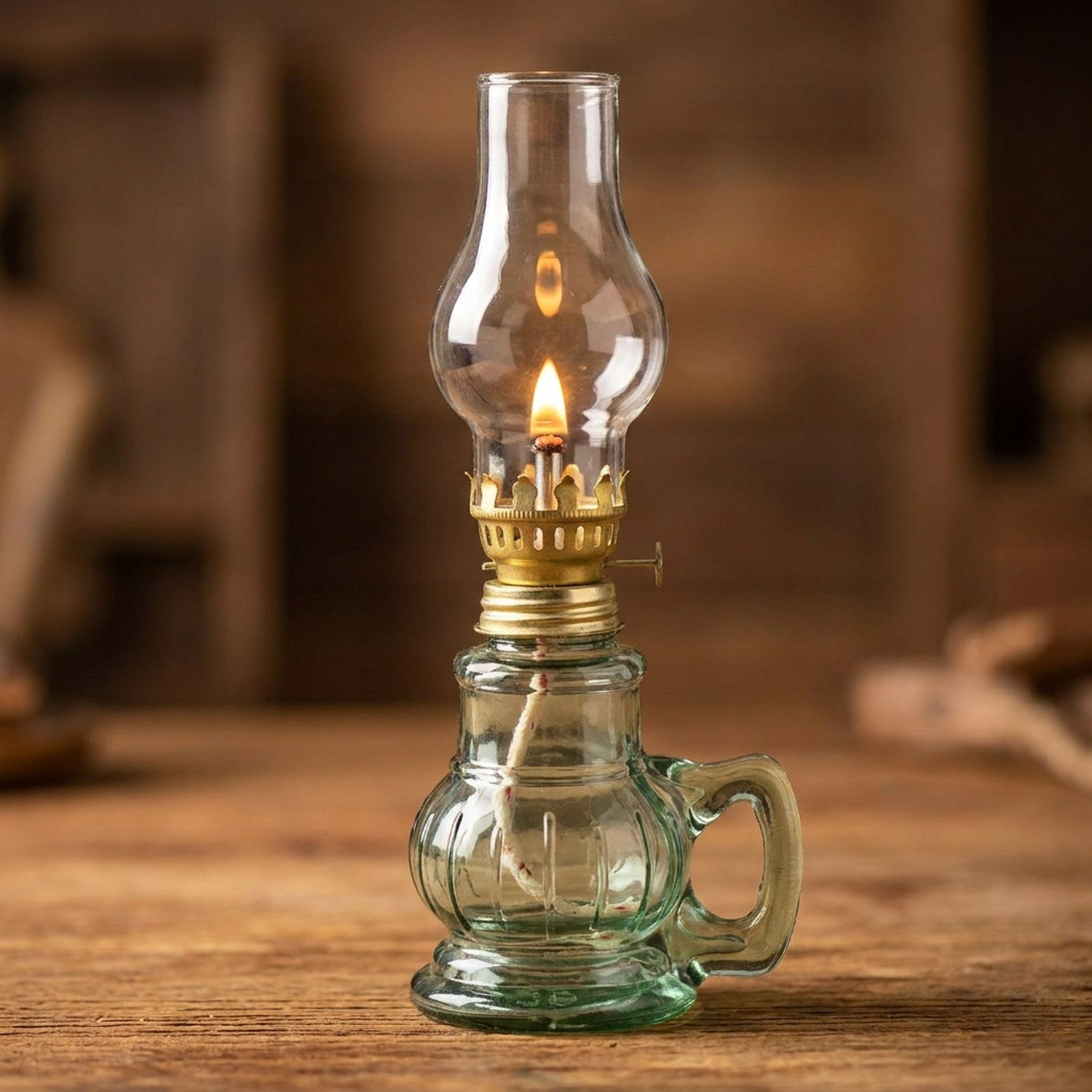 Lampe à pétrole en verre teinté vert vendue à l'unité allumée