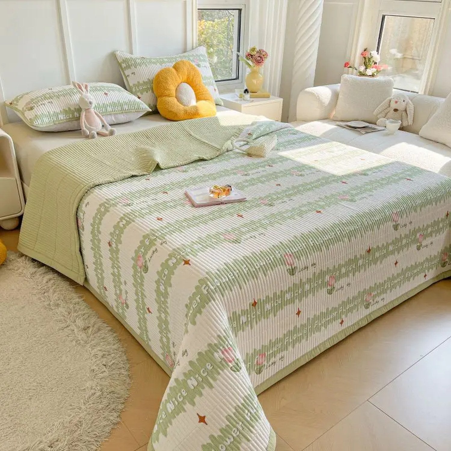 Couvre-lit matelassé coloris vert clair motifs floraux sur un lit