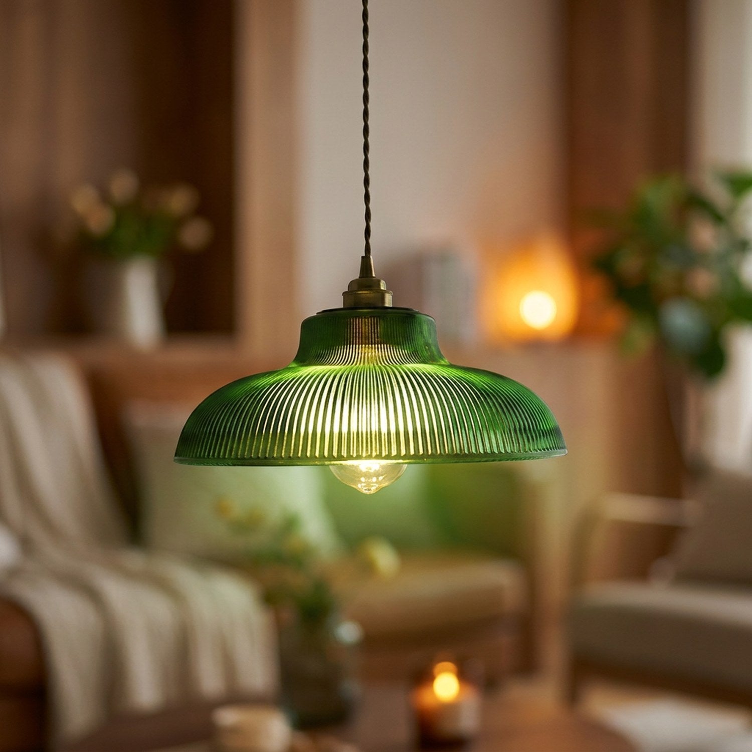 Suspension verre vert nervuré vintage allumée dans salon cosy