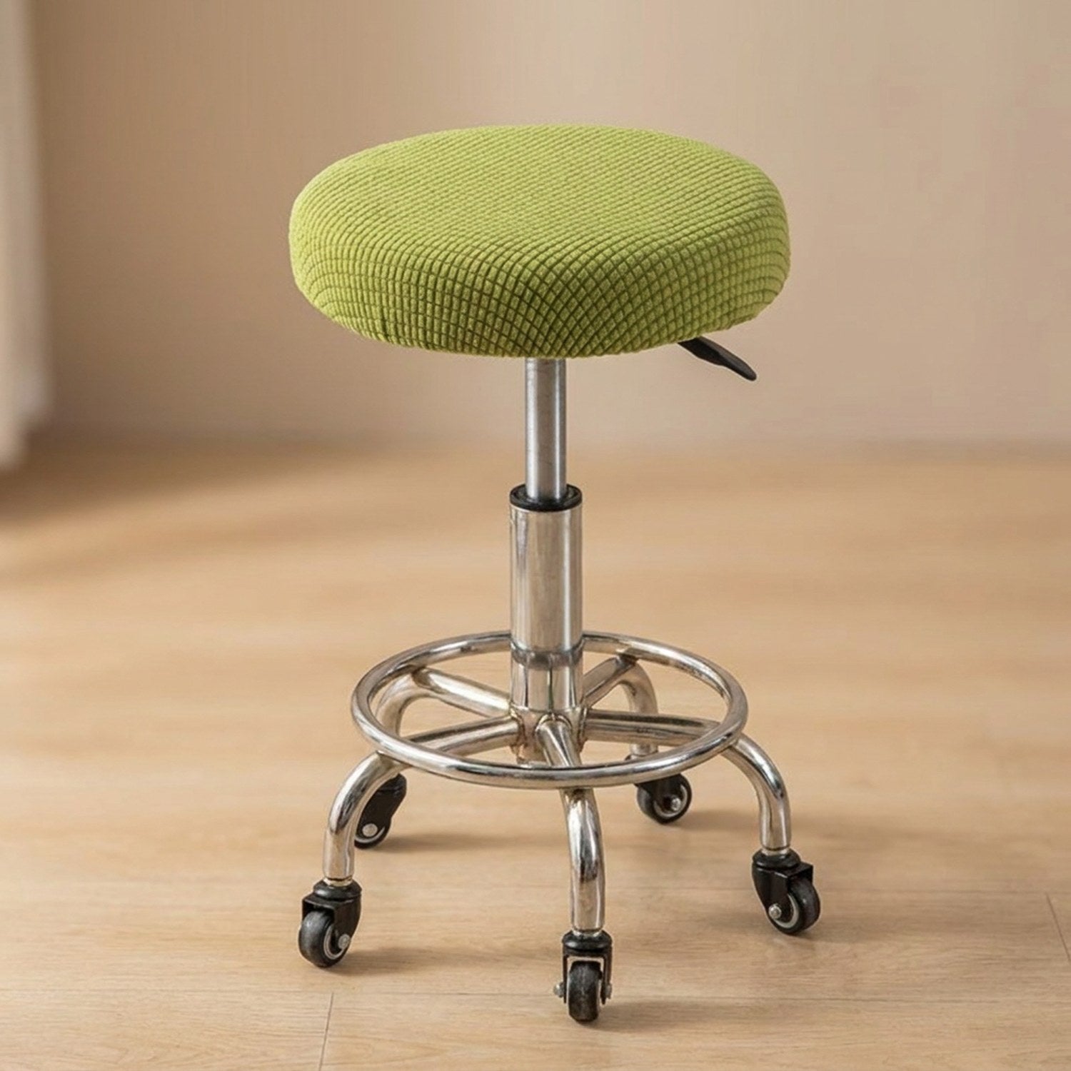 Housse de chaise ronde coloris vert sur tabouret de bar