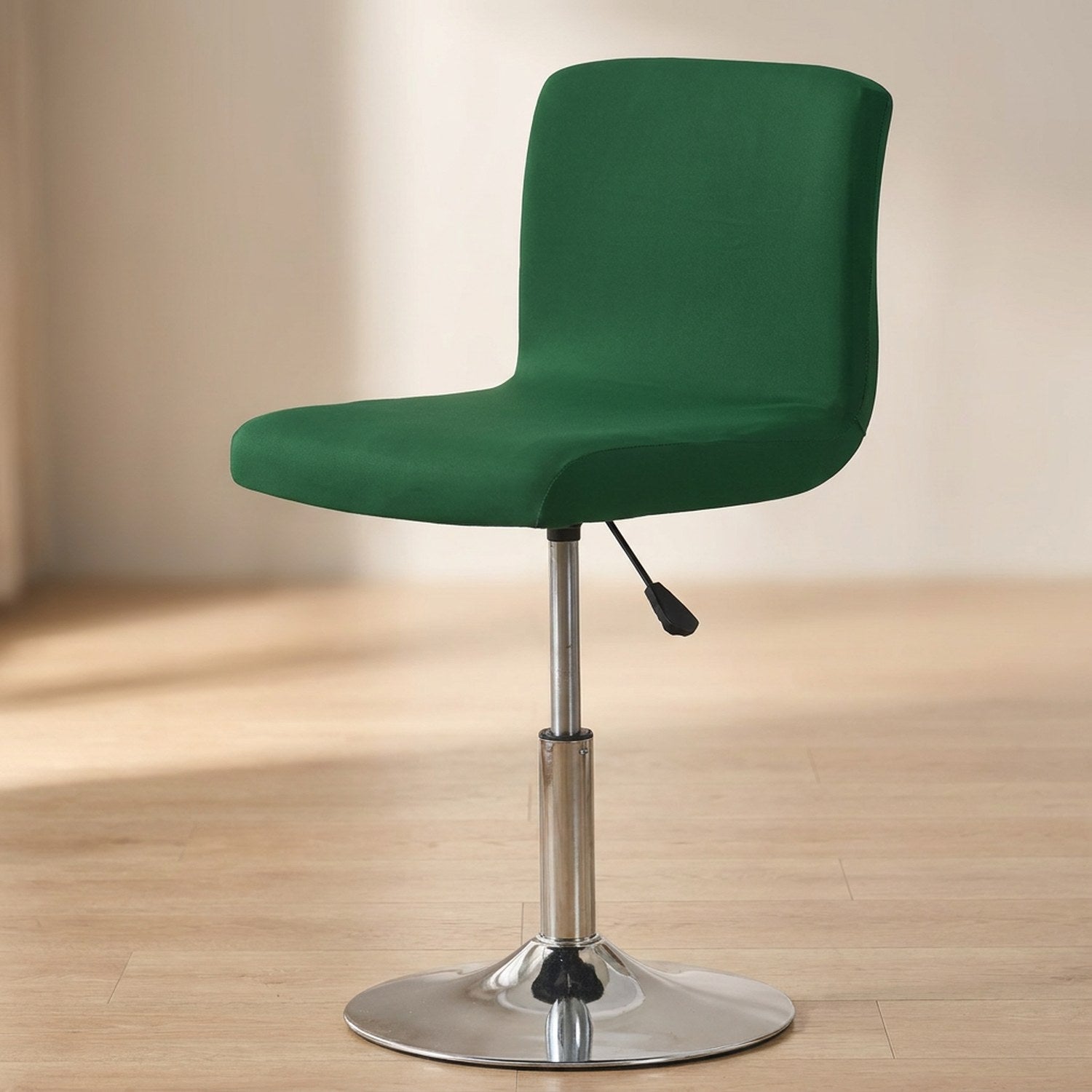 Housse de chaise vert foncé tendue sur une chaise pivotante