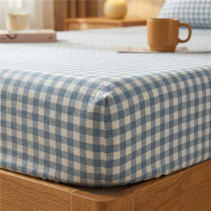 Coin du drap housse a carreaux vichy bleu bien ajuste sur le matelas