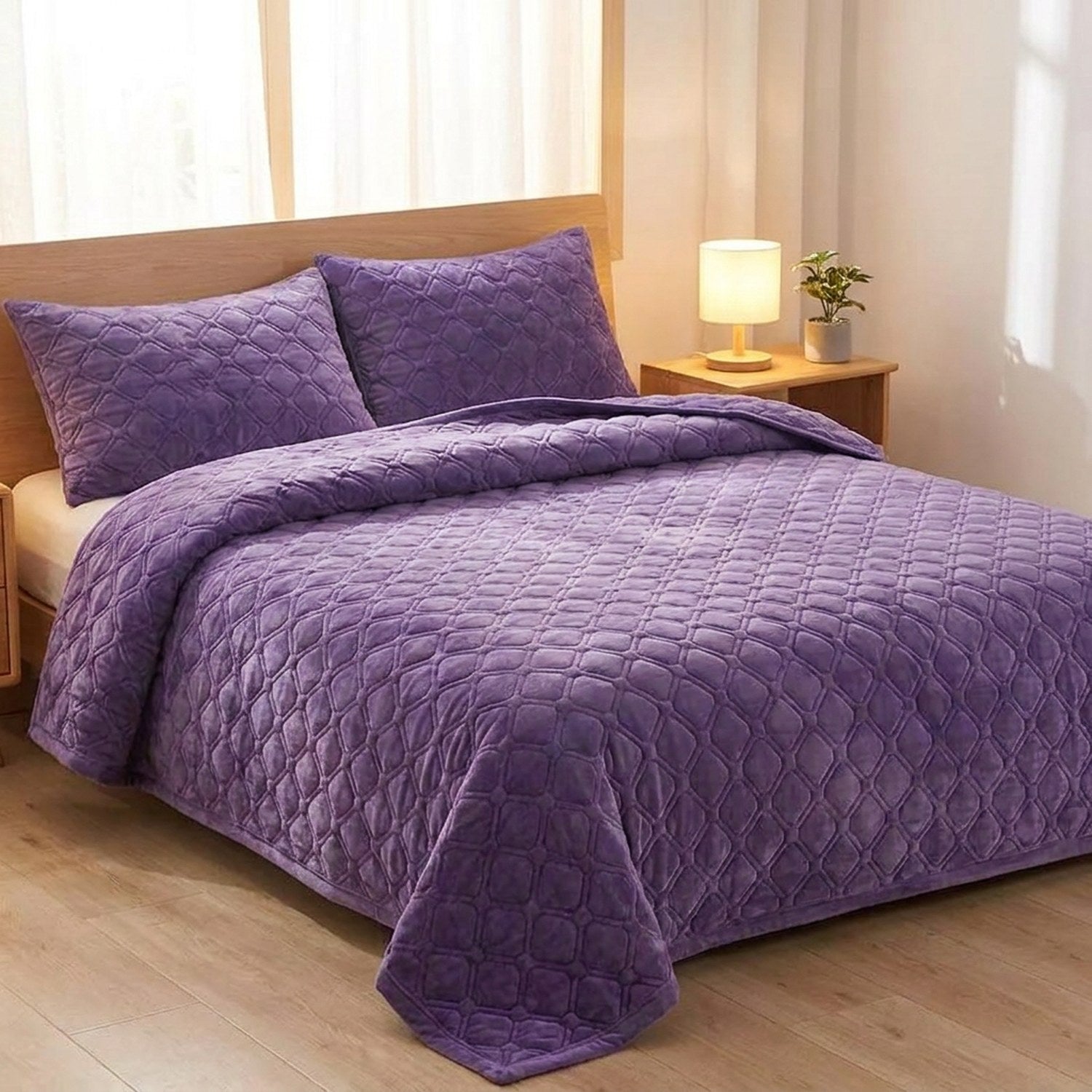 Couvre-lit matelassé violet avec taies assorties sur un lit
