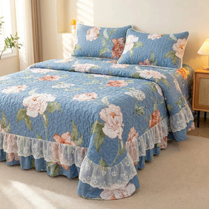 Couvre-lit imprimé pivoines sur fond bleu sur lit fait