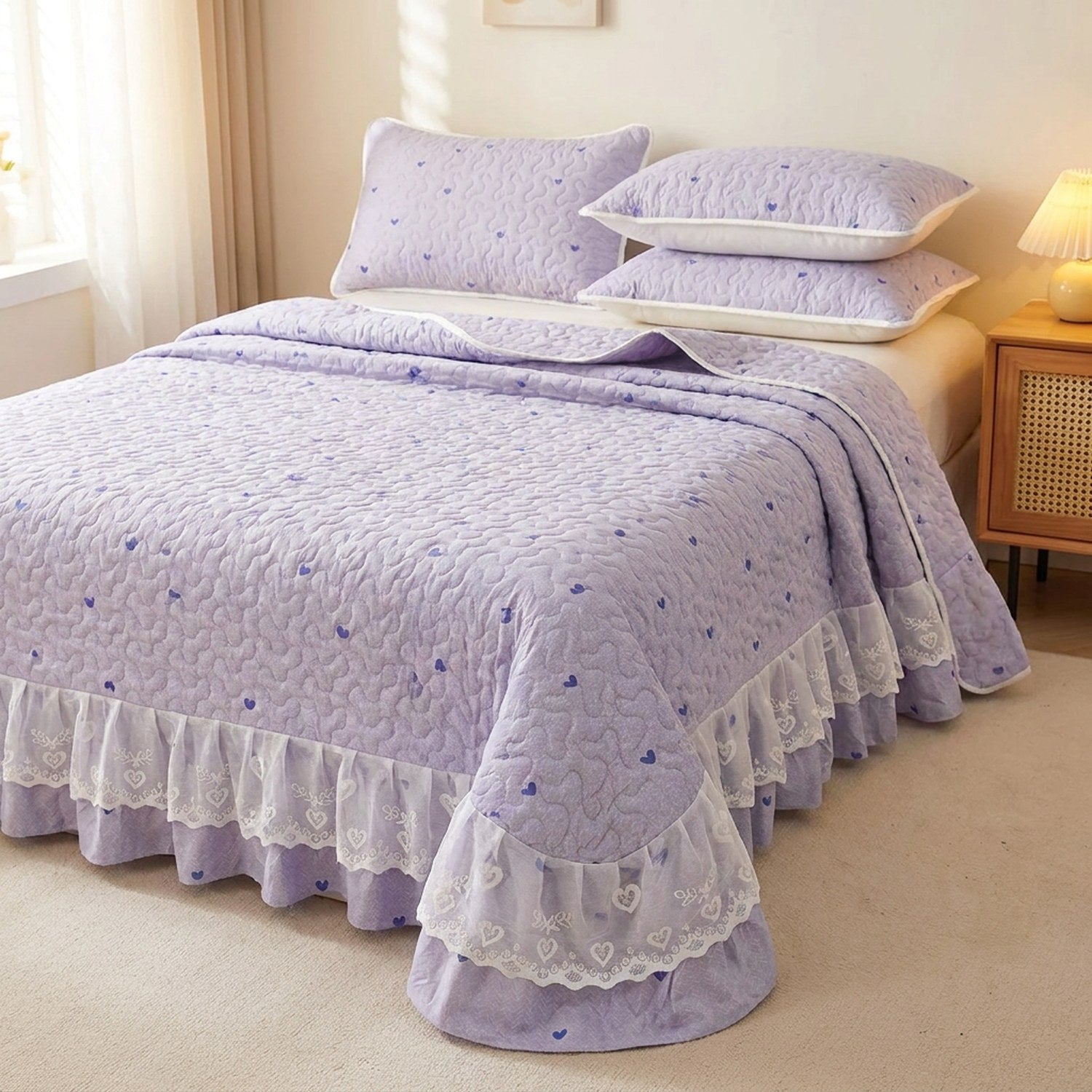 Couvre-lit lilas à petits coeurs sur lit fait
