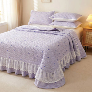 Couvre-lit lilas à petits coeurs sur lit fait
