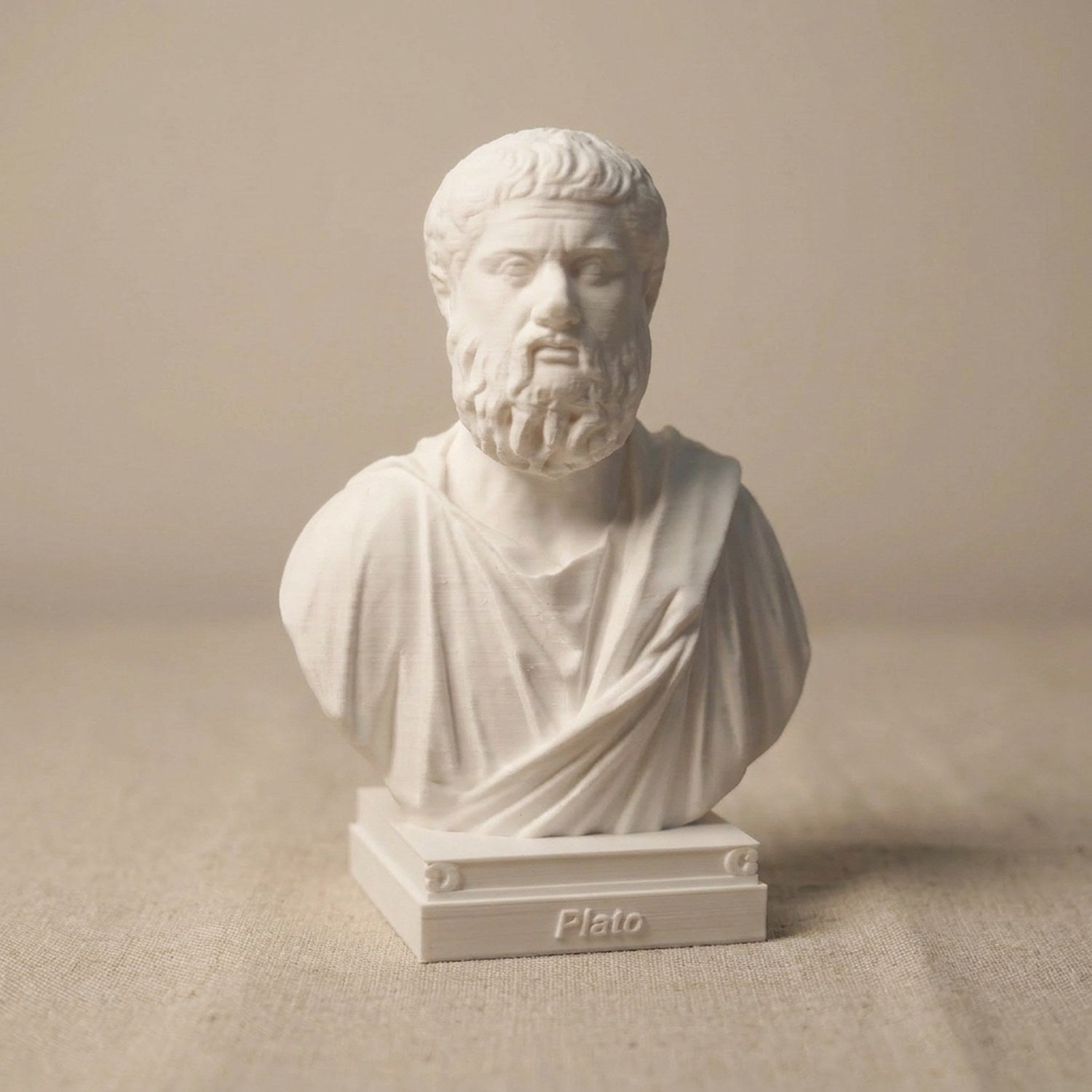 Buste de Platon blanc sur fond beige neutre vue de face
