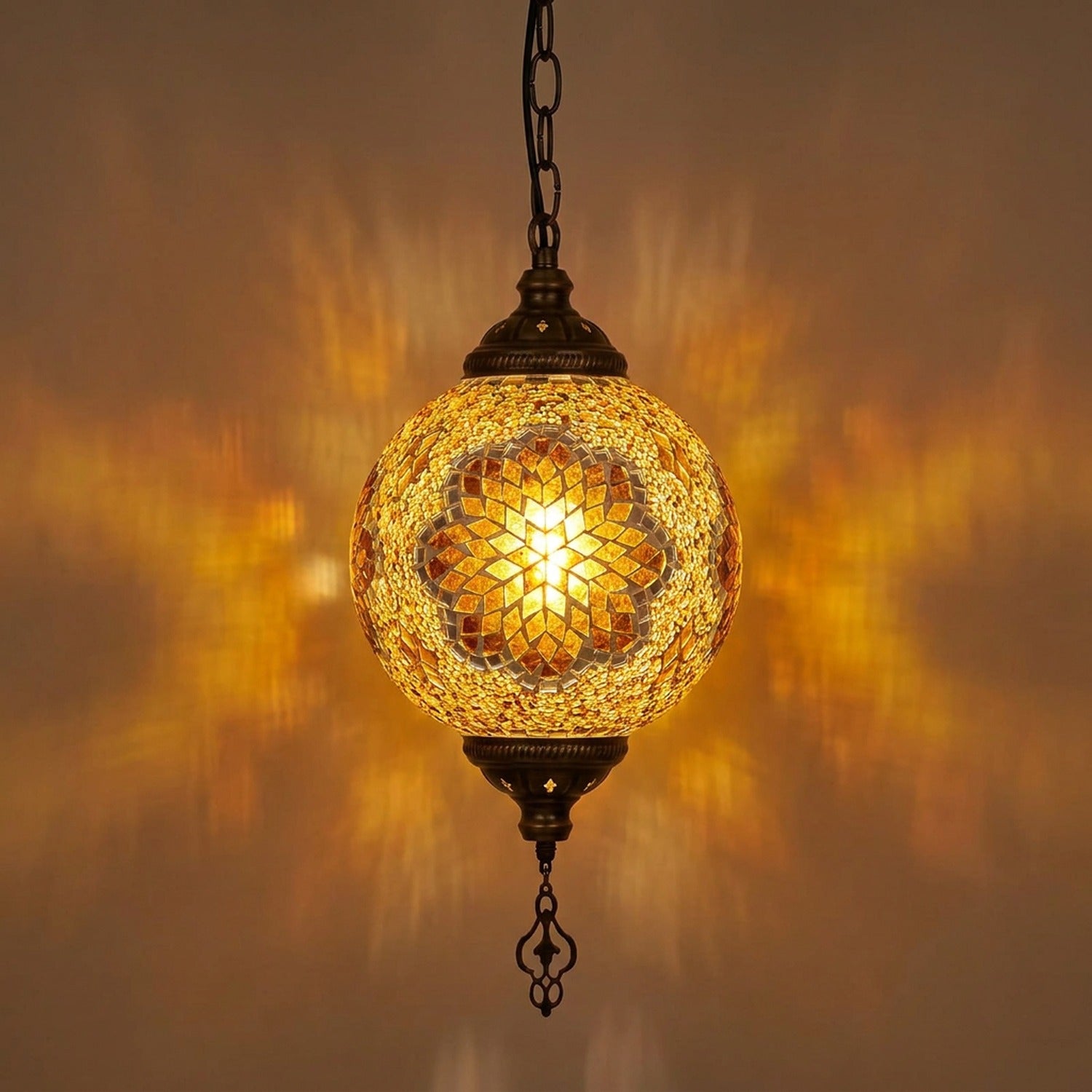 Suspension mosaïque Ambre allumée diffusant une lumière dorée kaléidoscopique