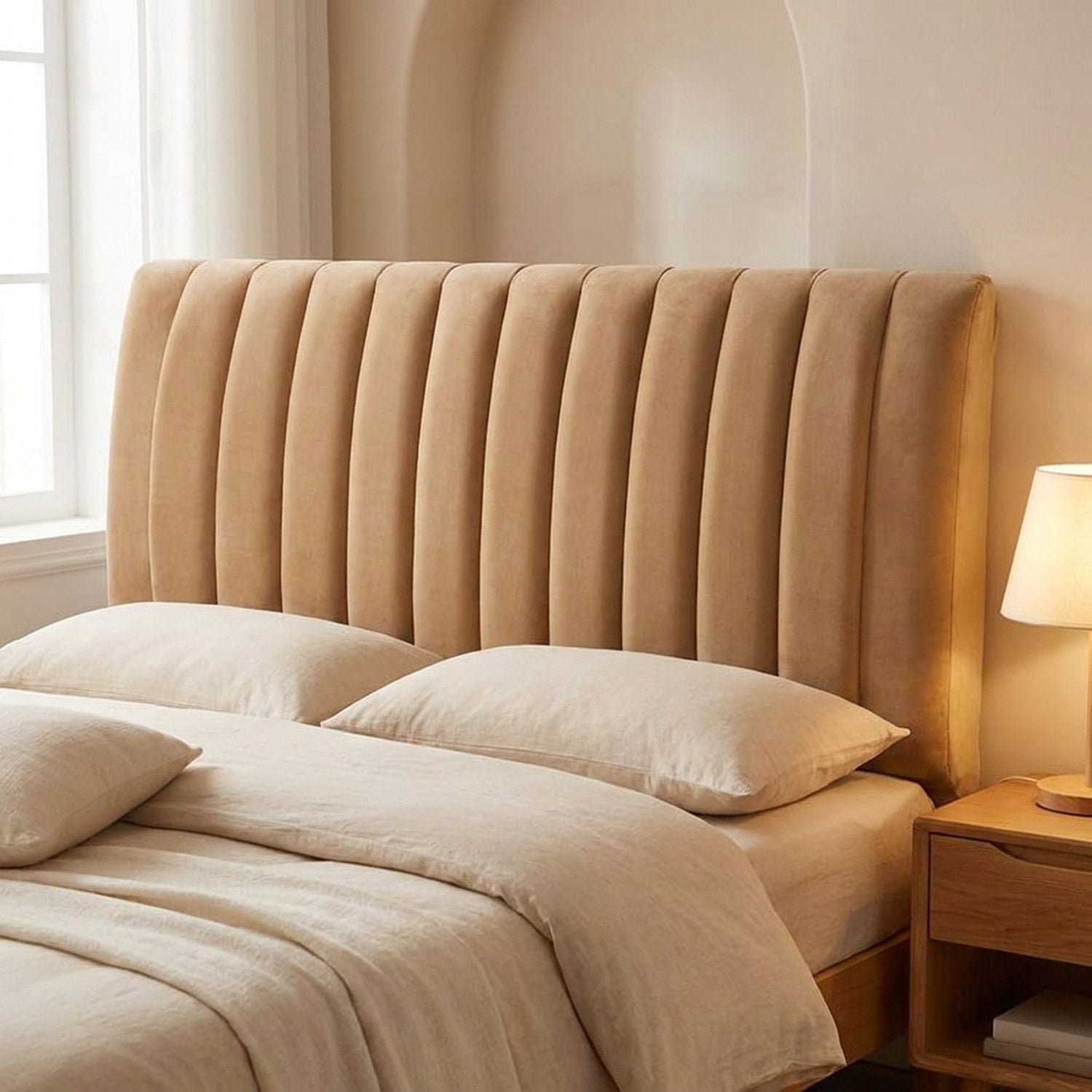Housse de tête de lit en peluche matelassée beige sur un lit