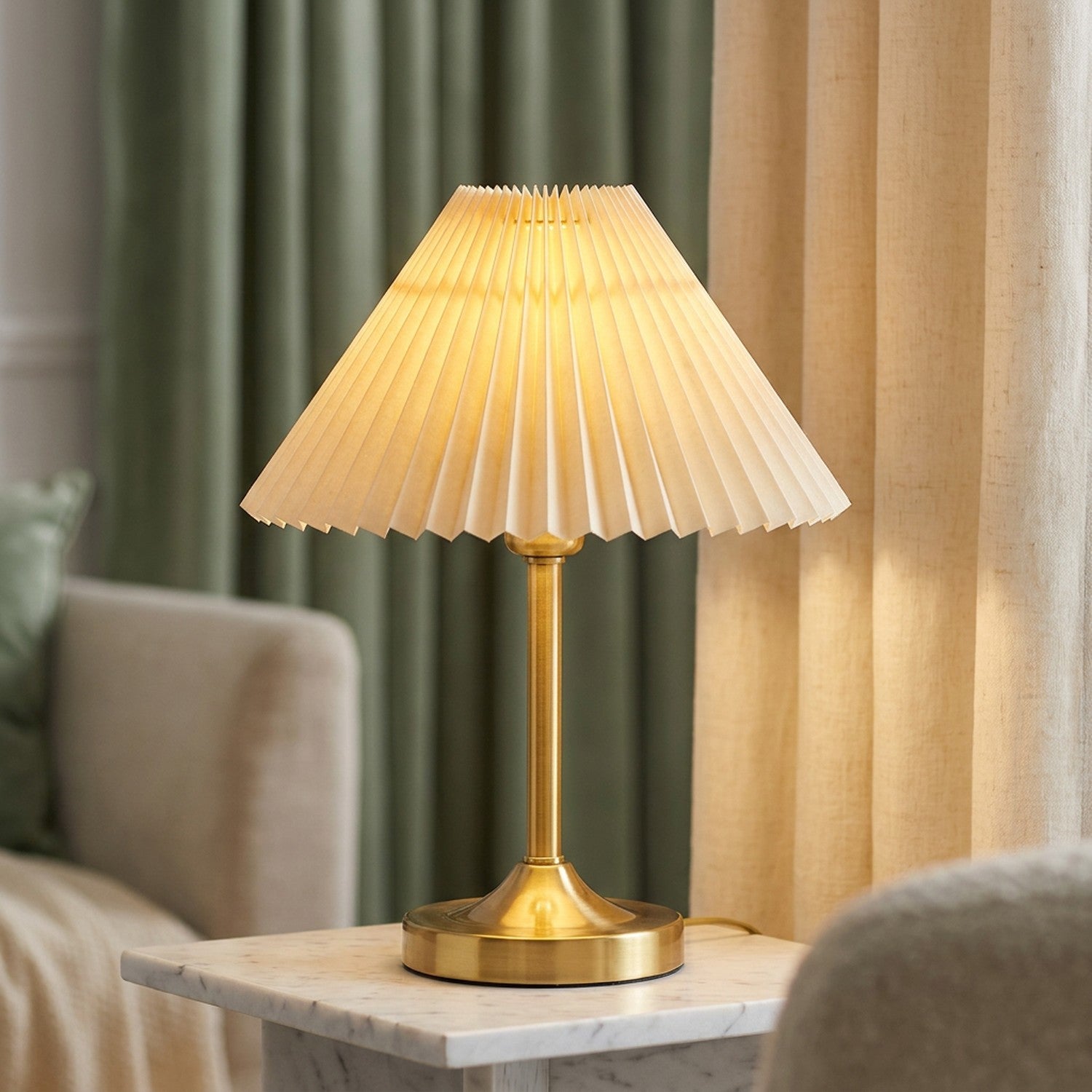 Abat-jour plissé beige élégant lumière dorée salon scandinave