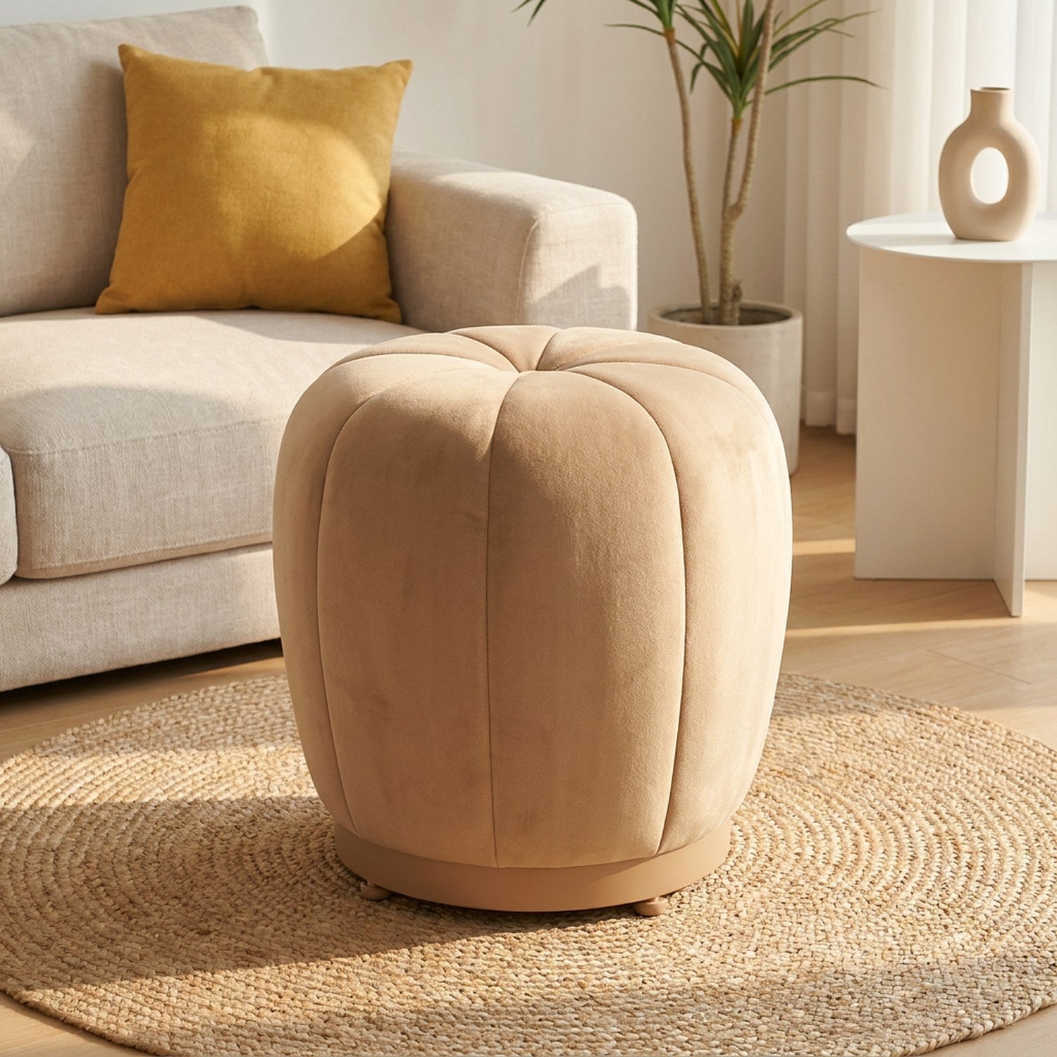 Pouf tabouret citrouille beige sans roulettes dans un salon lumineux