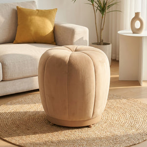 Pouf tabouret citrouille beige sans roulettes dans un salon lumineux